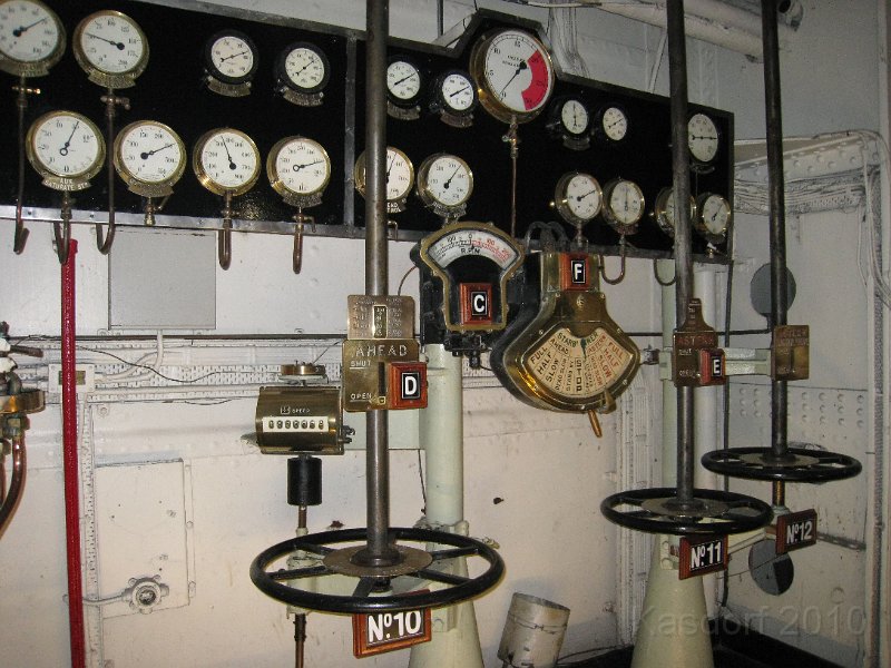 Queen Mary 2010 0640.JPG - Engine room stuff.